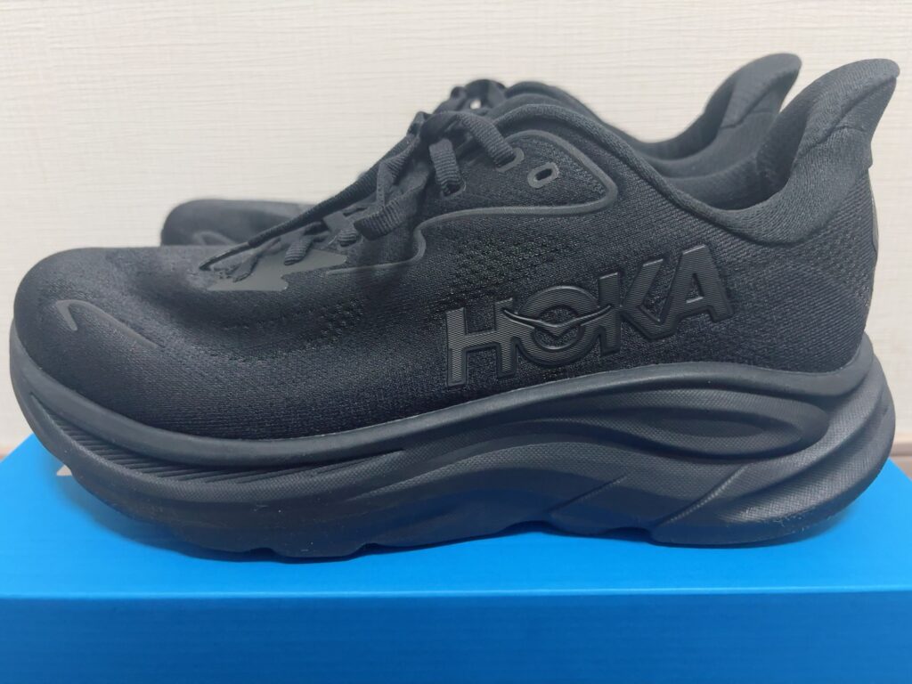 散歩に使用しているHOKA クリフトン10